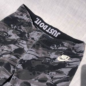 Nike Black Camo Cropped Leggings